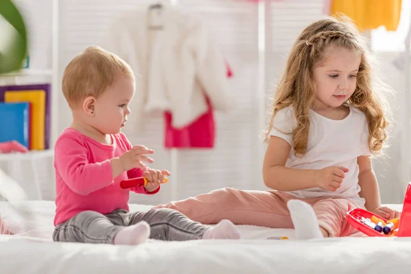 Irmãs Adoráveis Brincando Com Kit Primeiros Socorros Sala Crianças — Fotografia de Stock