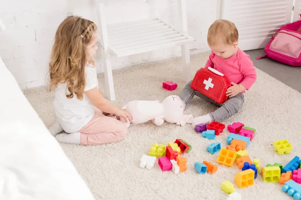 Irmãs Adoráveis Brincando Com Brinquedos Tapete Sala Crianças — Fotografia de Stock