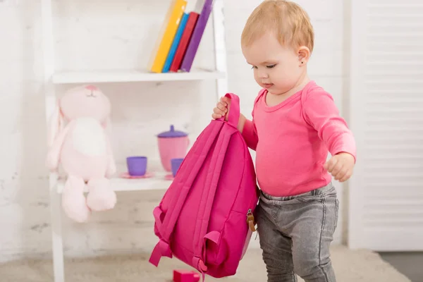 子供部屋のピンクのバッグを運ぶピンクのシャツでかわいい子供 — ストック写真
