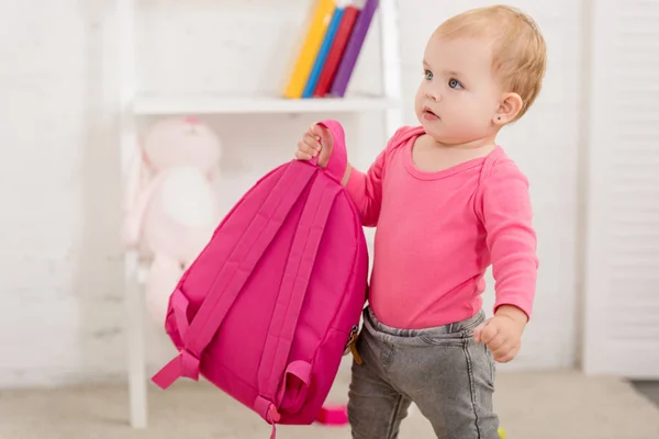Adorable Niño Camisa Rosa Llevando Bolso Rosa Habitación Niños —  Fotos de Stock