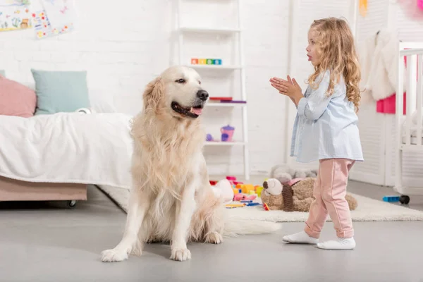 Adorable Niño Golden Retriever Habitación Niños — Foto de stock gratis