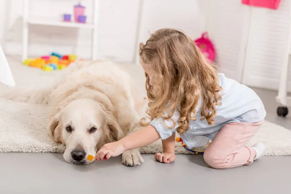 Adorable Enfant Prétendant Vétérinaire Examinant Mignon Golden Retriever Dans Chambre — Photo
