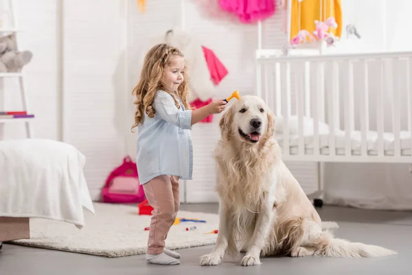 Copil Vesel Adorabil Prefăcându Veterinar Examinând Retriever Aur Camera Copiilor — Fotografie, imagine de stoc