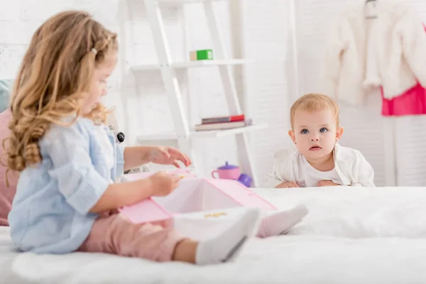 Selective Focus Adorable Sisters Playing Bed Children Room — Free Stock Photo