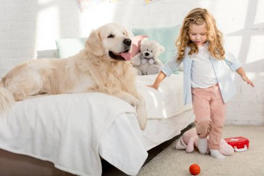 çok güzel çocuk köpek çocuk odası ile yatak yakınında duran