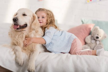 çok güzel çocuk sarılma golden retriever köpek çocuk Oda