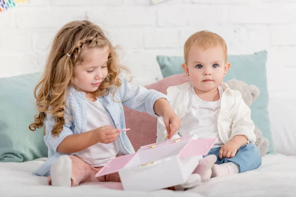 Adorabili Bambini Che Giocano Sul Letto Camera Dei Bambini — Foto Stock