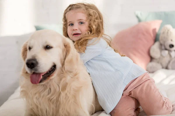 Schattige Jongen Schattige Hond Liggend Bed Kinderkamer Camera Kijken — Gratis stockfoto