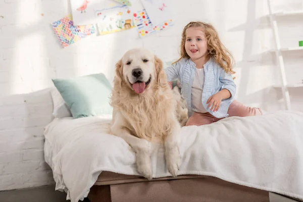 Adorável Criança Fofo Golden Retriever Sentado Cama Juntos Sala Crianças — Fotografia de Stock