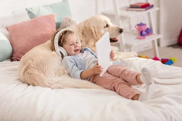 Adorable Niño Feliz Escuchando Música Con Tableta Apoyándose Perro Retriever —  Fotos de Stock