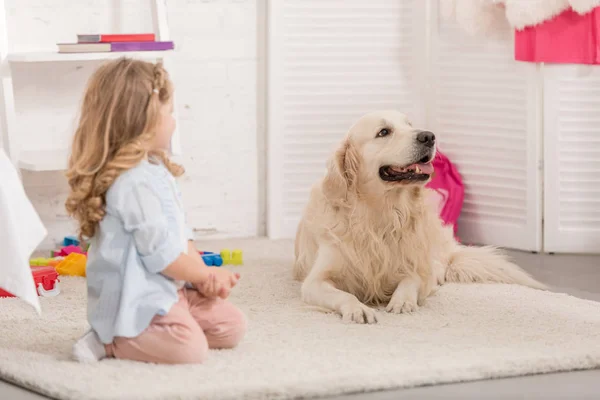 Entzückendes Kind Und Golden Retriever Auf Teppich Kinderzimmer — Stockfoto