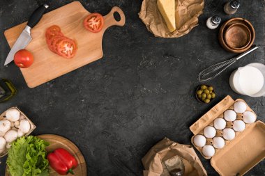 kopya alanı gri zemin üzerine kurulu ve pizza malzemeler kesme üzerine doğranmış domates