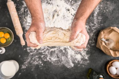 seçici odak adamın gri arka plan un ile hamur hazırlama