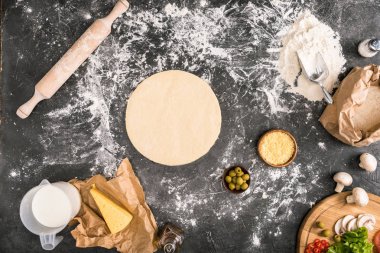 gri arka plan üzerinde pizza hamur malzemelerle üstten görünüm