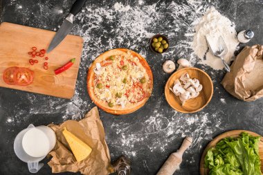 aletleri ve malzemeler un ile gri arka plan üzerinde yemek pişmemiş pizza üstten görünüm 