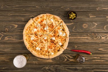 peynirli pizza malzemelerle ahşap masa üzerinde yukarıdan