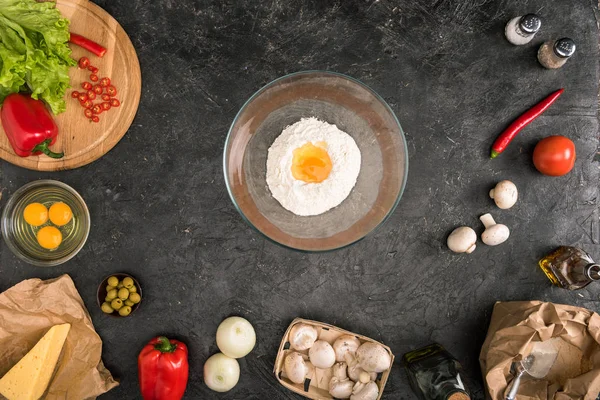 Ovanifrån Mjöl Bunken Och Pizza Ingredienser Grå Bakgrund — Stockfoto