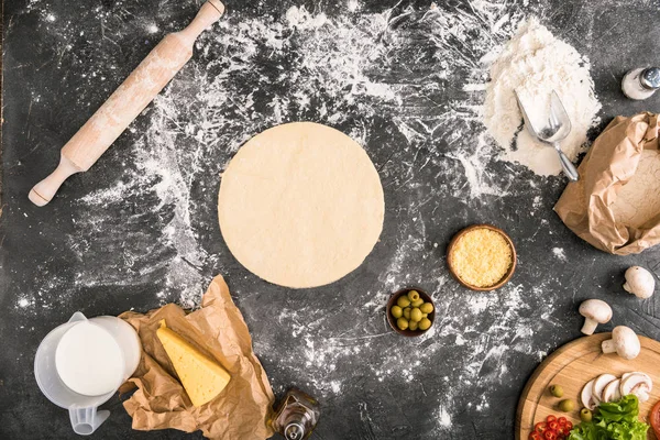 Ovanifrån Pizzadeg Med Ingredienser Grå Bakgrund — Stockfoto