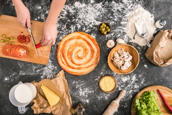 Visão Parcial Mulher Picando Pimenta Enquanto Cozinha Pizza Fundo Cinza — Fotografia de Stock