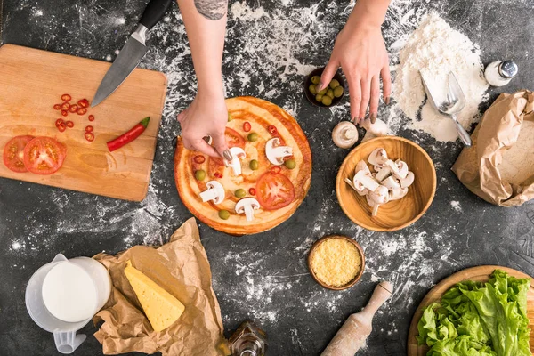 Vista Recortada Mujer Poniendo Ingredientes Pizza Sobre Fondo Gris Con — Foto de Stock