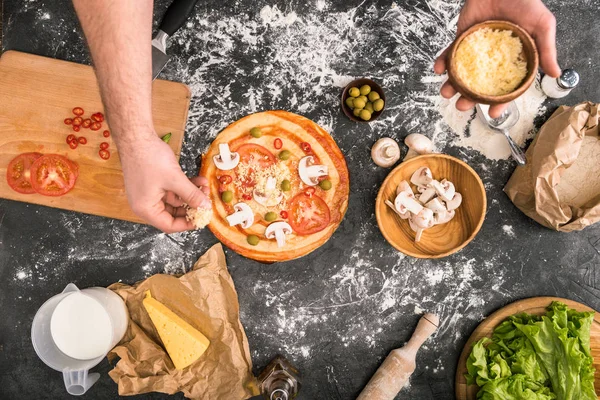 Oříznutý Pohled Člověka Dávat Ingredience Pizzu Šedém Pozadí Moukou — Stock fotografie