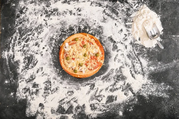 Felülnézete Szürke Háttér Liszttel Nyers Pizza — Stock Fotó