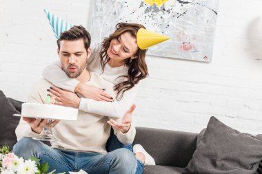 mutlu çifte sarılma ve kekle evde Doğum günü kutlama parti şapkaları 