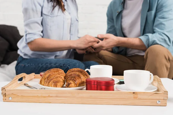 Selective Focus Breakfast Food Tray Couple Sitting Holding Hands Background — Stock Photo, Image