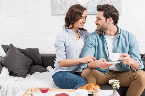 Hermosa Mujer Sentada Sofá Mientras Que Hombre Beber Café Durante — Foto de Stock