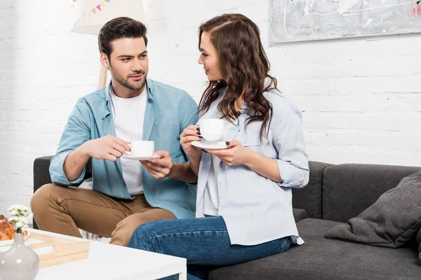 Bella Coppia Seduta Sul Divano Bere Caffè Durante Colazione Casa — Foto Stock