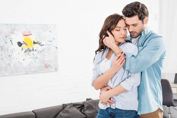 Homem Bonito Ternamente Abraçando Mulher Casa — Fotografia de Stock