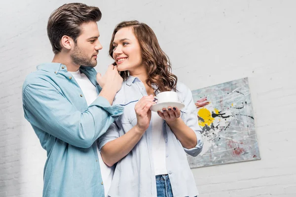 Uomo Teneramente Abbracciando Donna Attraente Possesso Una Tazza Caffè Casa — Foto Stock