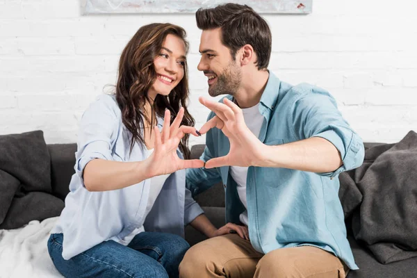 Casal Feliz Roupas Casuais Mostrando Sinal Coração Com Mãos Casa — Fotografia de Stock