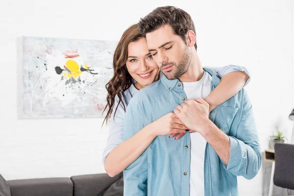 Hermosa Mujer Sonriente Abrazando Hombre Desde Atrás Casa — Foto de Stock