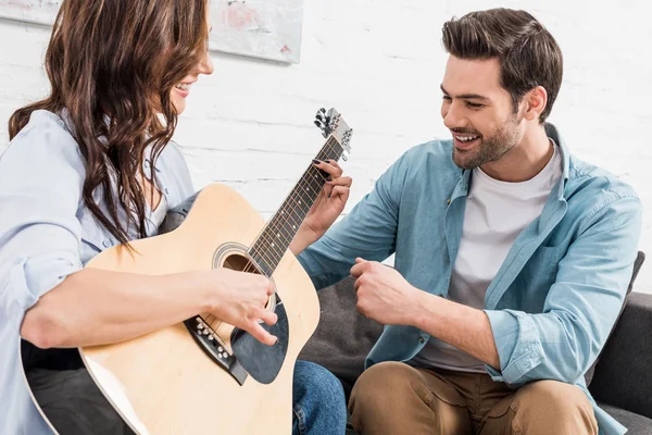 Happy Couple Sitting Couch Playing Acoustic Guitar Home — Stock Photo, Image