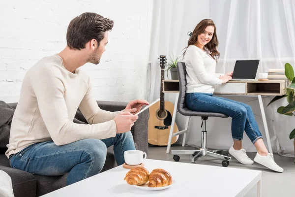 Άνθρωπος Χρησιμοποιώντας Ψηφιακό Tablet Ενώ Γυναίκα Που Κάθεται Στο Γραφείο — Φωτογραφία Αρχείου