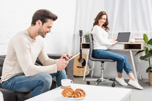 Hombre Usando Tableta Digital Mientras Hermosa Mujer Sentada Escritorio Computadora — Foto de Stock
