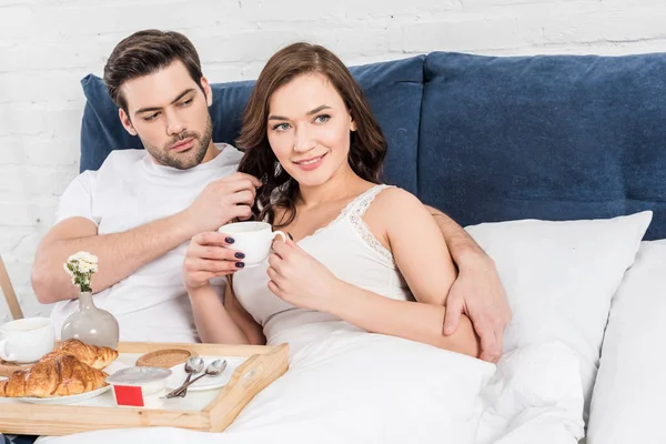 Schönes Paar Das Morgens Bett Liegt Und Frühstückt — Stockfoto