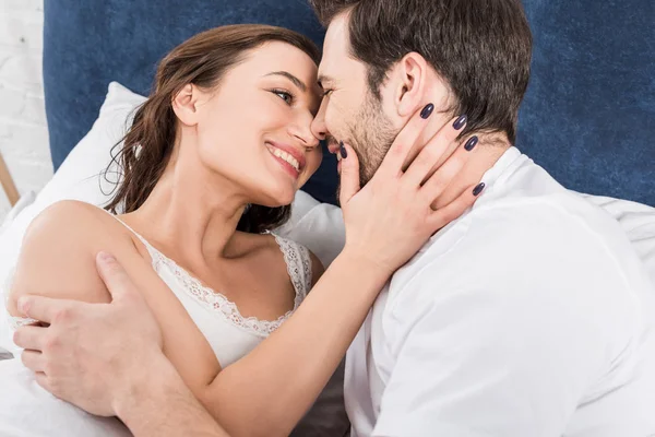 Sonriente Pareja Abrazándose Mirándose Cama — Foto de Stock