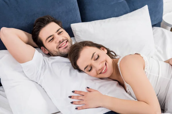 Hermosa Sonriente Pareja Abrazándose Cama Casa —  Fotos de Stock