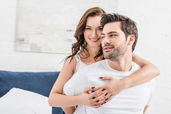 Mulher Ternamente Abraçando Homem Olhando Para Câmera Cama — Fotografia de Stock