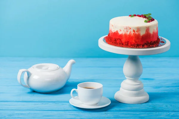Tort Ozdobiony Czerwone Porzeczki Białe Filiżanka Dzbanek Herbaty Niebieskim Tle — Zdjęcie stockowe