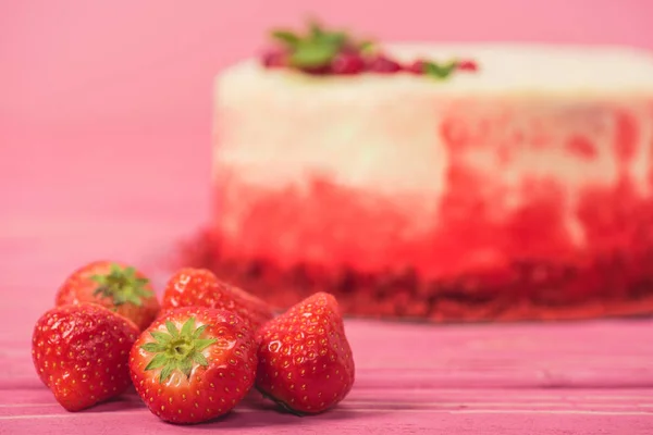 レッドカラントで飾られたケーキとイチゴ ピンクの分離に近いミントの葉 — ストック写真