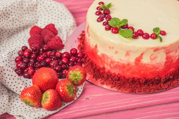 Primer Plano Pastel Blanco Decorado Con Grosellas Rojas Hojas Menta — Foto de Stock