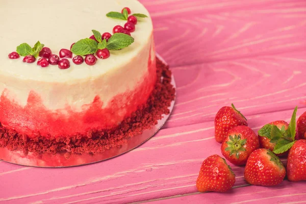 スグリで飾られた白いケーキを閉じるし 赤いイチゴに近いミントの葉 — ストック写真