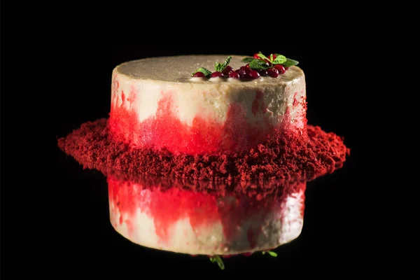 白色蛋糕装饰红色醋栗和薄荷叶隔离在黑色 — 图库照片