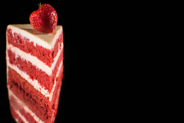 Pedazo Pastel Crema Blanca Roja Con Bayas Aisladas Negro — Foto de Stock