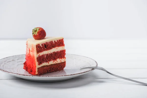 Morceau Gâteau Rouge Décoré Fraise Sur Soucoupe Isolé Sur Blanc — Photo