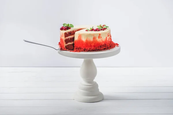 Torta Blanca Decorada Con Hojas Grosella Menta Pie Con Espátula —  Fotos de Stock