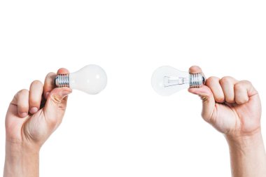 Kırpılan beyaz, enerji verimliliği kavramı izole adamın elinde led lapms görünümünü
